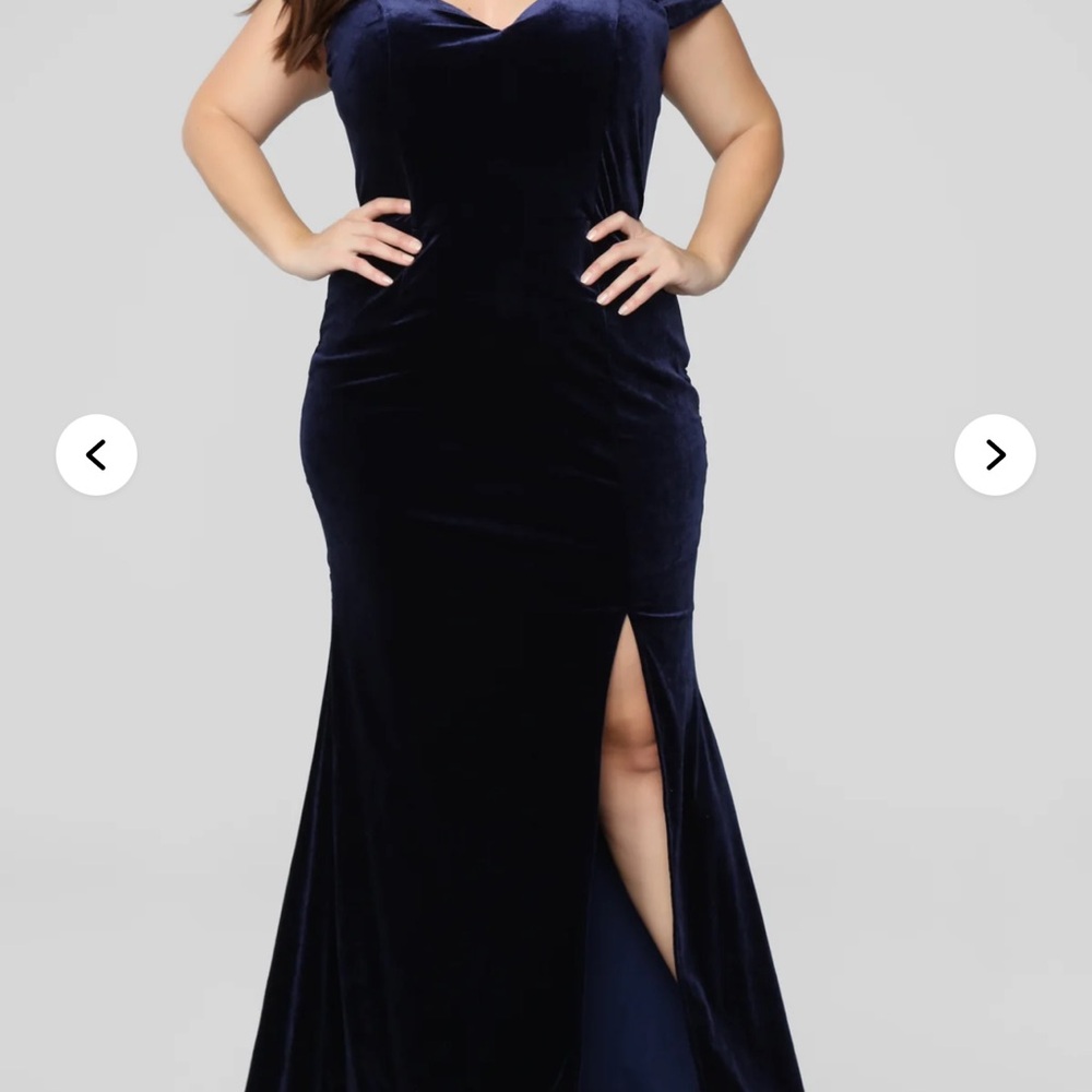 Elegant Navy Blue Velvet Evening Gown
